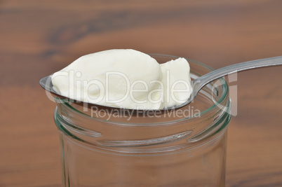 Loeffel mit Joghurt
