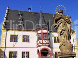Rathaus mit Marienstatue in Volkach
