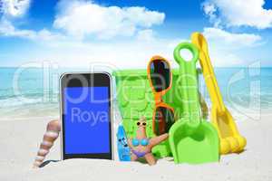 Smartphone, Sonnenbrille und Spiezeug am Strand