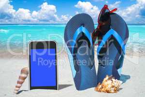 Smartphone, Flip Flops und Sonnenbrille am Strand