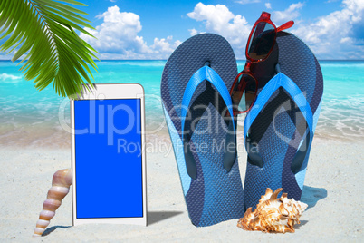 Smartphone, Flip Flops und Sonnenbrille am Strand