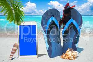 Smartphone, Flip Flops und Sonnenbrille am Strand