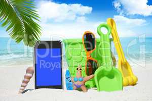 Smartphone, Sonnenbrille und Spiezeug am Strand
