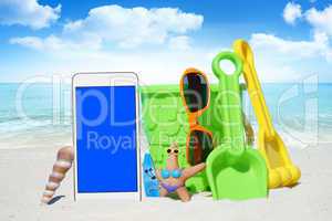 Weißes Smartphone, Sonnenbrille und Spiezeug am Strand