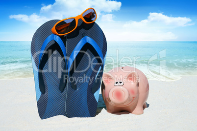 Rosa Sparschwein, Flips Flops und Sonnenbrille am Strand