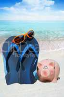 Rosa Sparschwein, Flips Flops und Sonnenbrille am Strand
