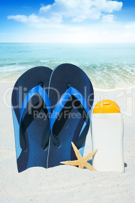 Flip Flops, Sonnenmilch und Seestern am Strand