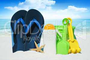 Flip Flops, Sonnenmilch, Seestern und Strandspielzeug