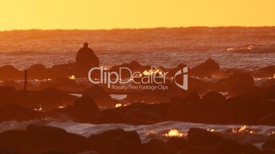 Mann meditiert am Meer bei Sonnenuntergang, Zeitlupe