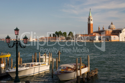 Pier mit kleinen Booten in Venedig am Canale Grande