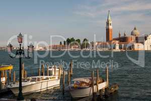 Pier mit kleinen Booten in Venedig am Canale Grande