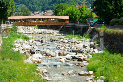 Holzbrücke über einen kleinen Bach in Südtirol
