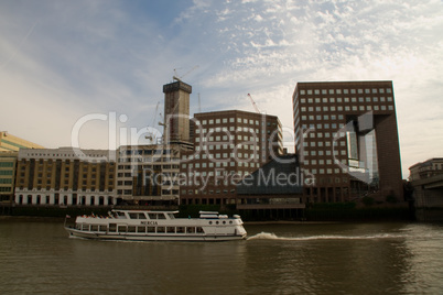 Rundfahrt in London mit einem Flussschiff auf der Themese