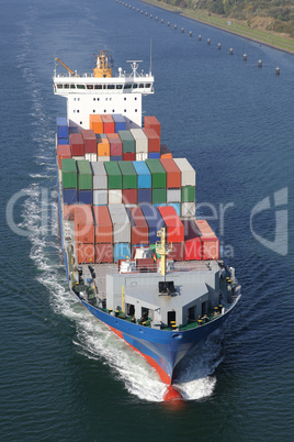 Containerschiff auf dem Nord-Ostsee-Kanal