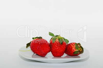 drei erdbeeren auf teller
