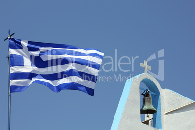 Details einer griechischen Kirche mit griechischer Fahne