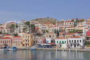der malerische Hafen der Insel Chalki