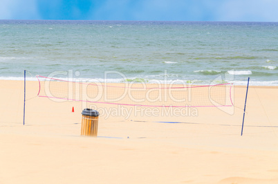 Leerer Strand mit Volleyballnetz