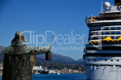 alte statue und kreuzfahrtschiff