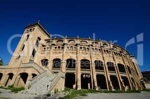 altes stadion und tiefblauer himmel in mallorca
