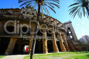 antikes stadion in mallorca und palmen