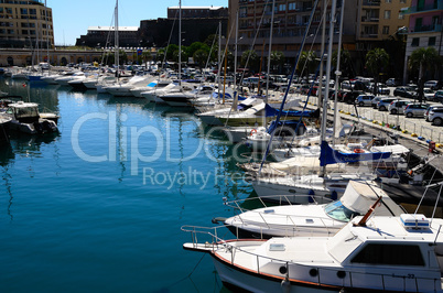 boote und autos im hafen von savona