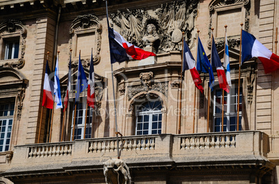 bunte fahnen auf haus in marseille