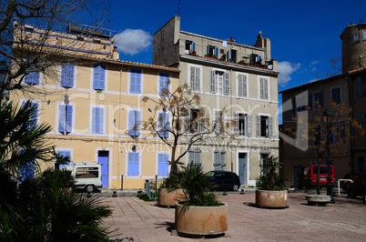 bunte haeuser in marseille