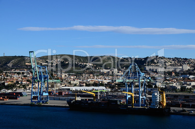 containerschiff im hafen von marseille