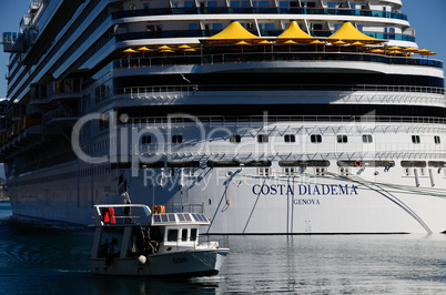 costa diadema und kleines schiff