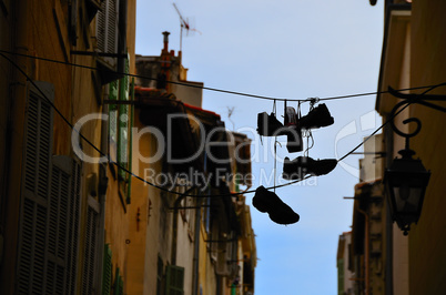 haengende schuhe in der stadt marseille