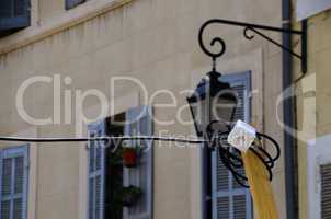 kabel und steckdose auf platz in marseille