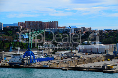 kran und trockendock im hafen marseille