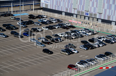 parkplatz mit autos in marseille