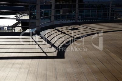 schatten von gelaender kreuzfahrtschiff