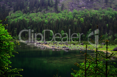 viele felsen am ufer von see