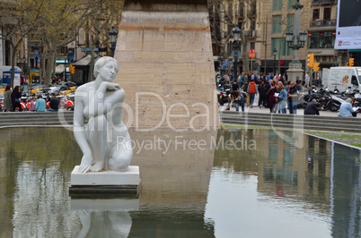 brunnen mit frauenfigur in barcelona