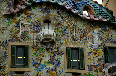 bunte fassade in barcelona