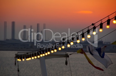 Abendlicher Blick vom Schiff auf den Hafen von Dubai
