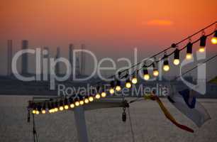 Abendlicher Blick vom Schiff auf den Hafen von Dubai
