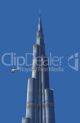 Burj Khalifa Dubai Fassade mit Hubschrauber am Himmel