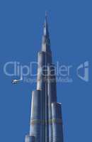 Burj Khalifa Dubai Fassade mit Hubschrauber am Himmel