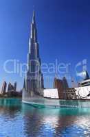 Burj Khalifa Dubai Fassade mit Sonnenstrahlen und See im Vordergrund