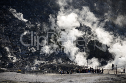 rauch im krater mit touristen