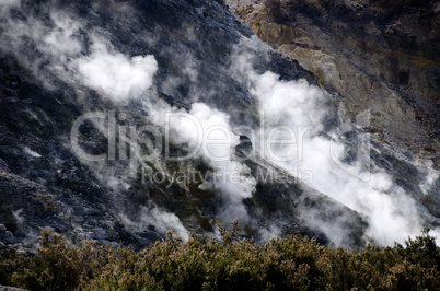 rauchschwaden im krater