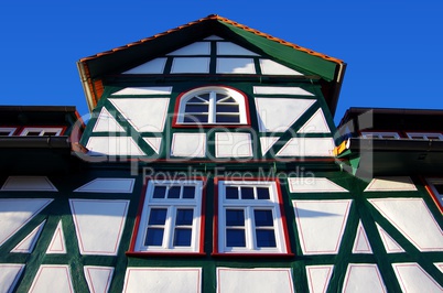 Fachwerkhaus mit grünen Balken und rotem Dach in Kassel