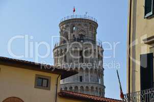 schiefe turm von pisa mit haus vergleich