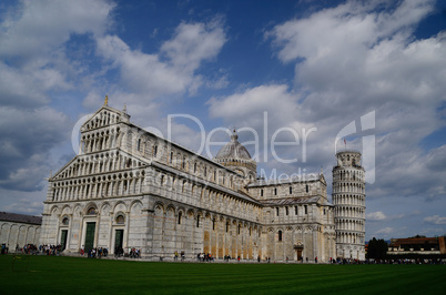 schiefe turm von pisa und kathedrale mit himmel