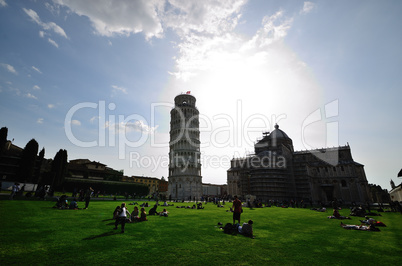 schiefe turm von pisa gegen die sonne