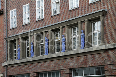 Blaue Statuen an einem Haus in Schwerin